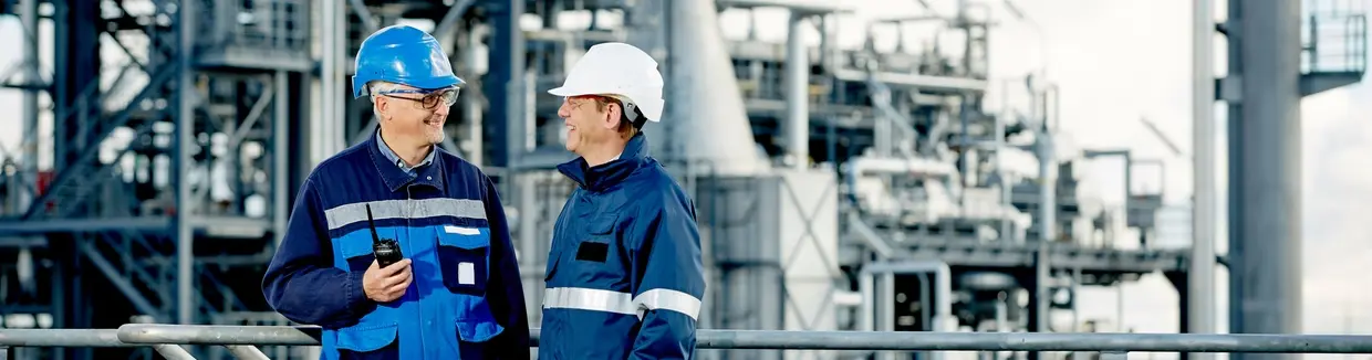 Senzori IIoT montați pe echipamente petroliere, gateway industrial în panou
